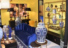 Fancy Home Collection uit Henegouwen bekend kleur: vooral blauw. Bij de groothandel in hoogwaardige meubels en woonaccessoires ligt de nadruk op 'uniek design'.